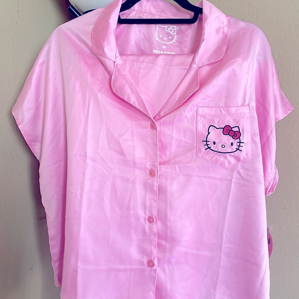 HELLO KITTY SATIN PIJAMA SET.